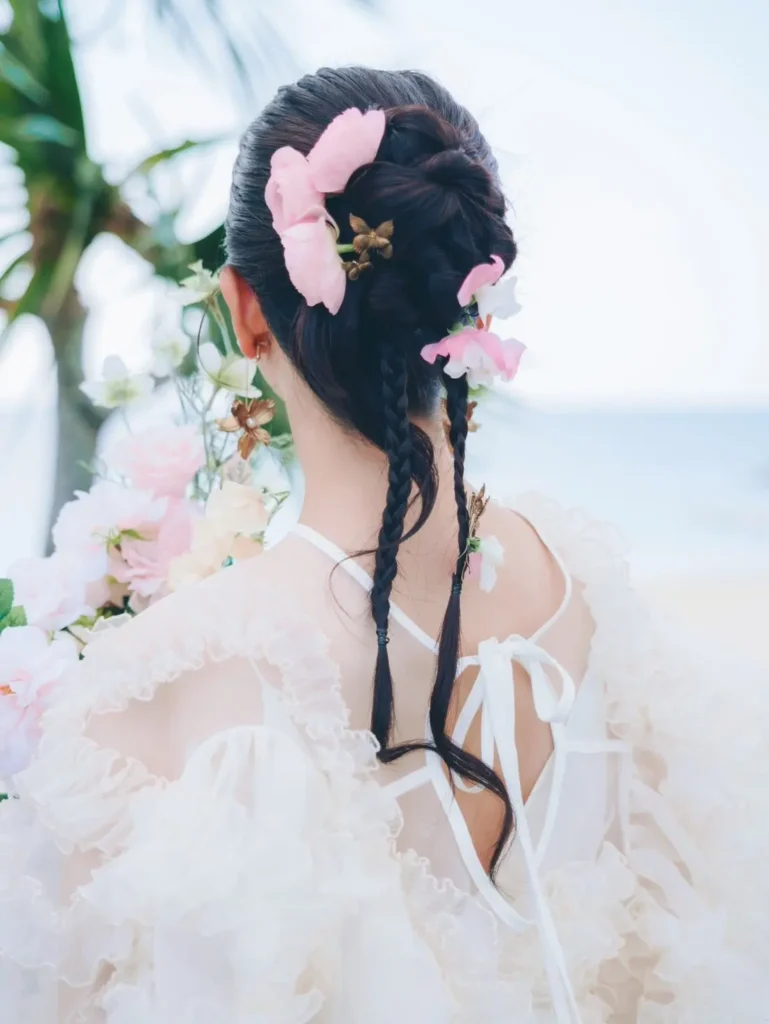 沖縄の美らSUNビーチで撮影したロケーションフォトウェディング。花飾りをまとった花嫁のヘアスタイルを美しく写した写真。